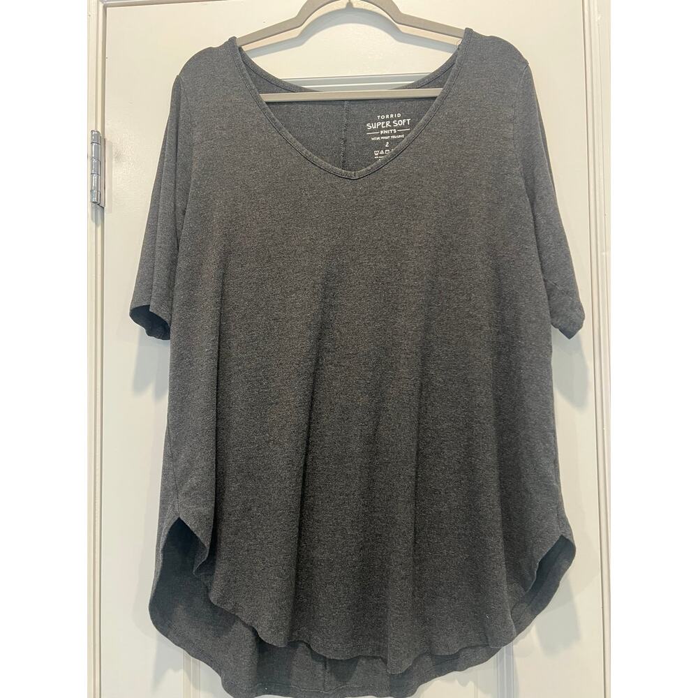 Torrid Dark Gray Super Soft Tee size 2 - Picture 1 of 4